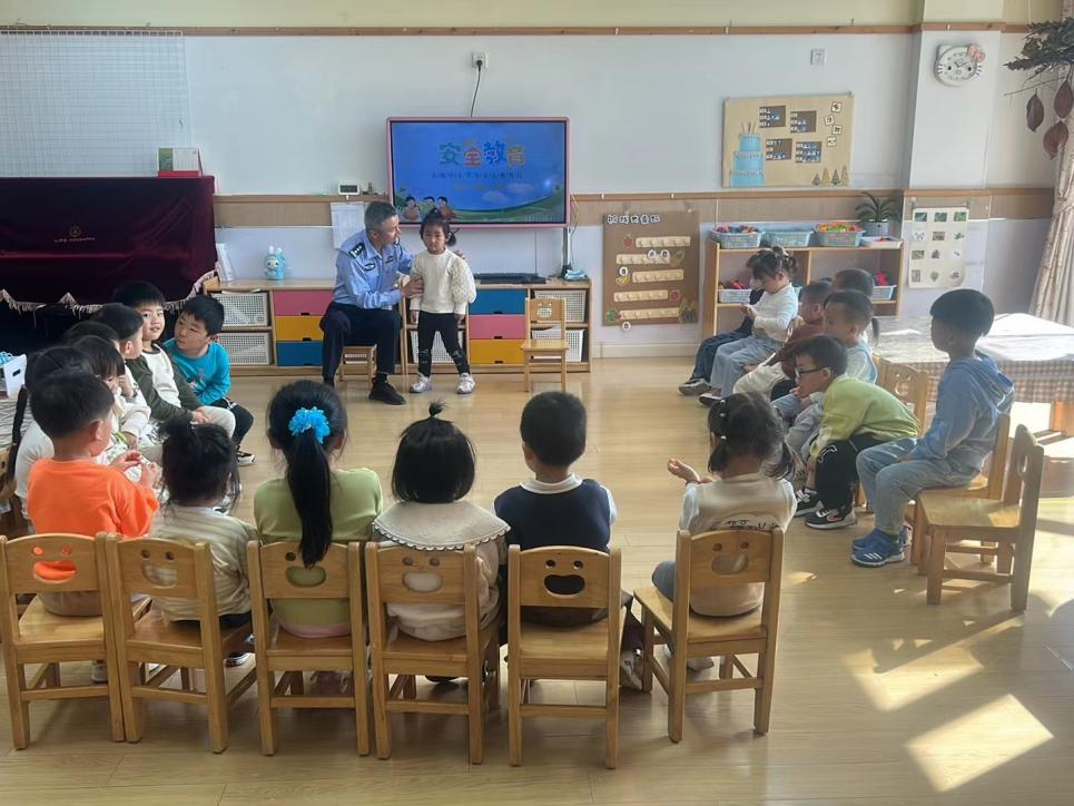 【乐活龙幼•安全第一】与法“童”行，呵护成长——龙潭幼儿园龙岸二园法制副校长进校园活动
