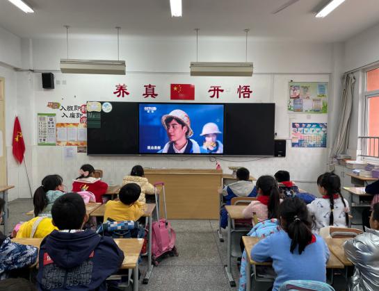 20210305学雷锋主报道_html_m7286fea1.jpg