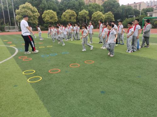 快乐体育 彰显活力——南湾营小学“童学课堂”系列研究课第410期_html_m7f6d883e.jpg