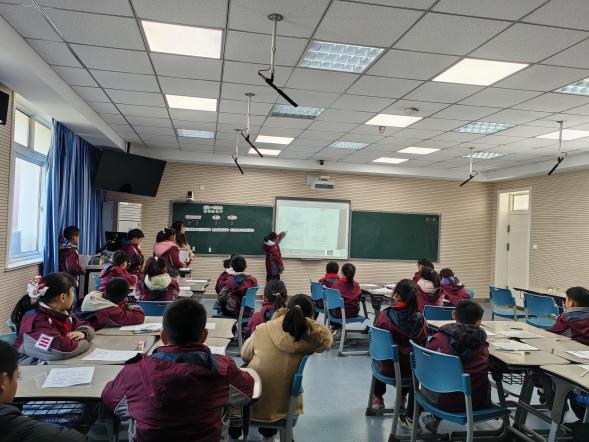 20240320何骞童学课堂报道_html_m1b9a41c5.jpg