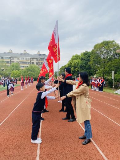 “创建英雄中队 争做英雄传人”_html_724618b5.jpg