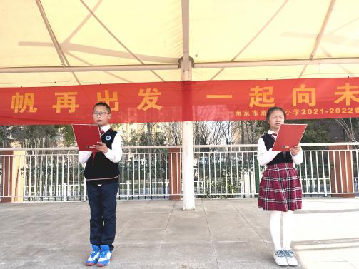 升旗仪式新闻稿_html_mb52202.jpg