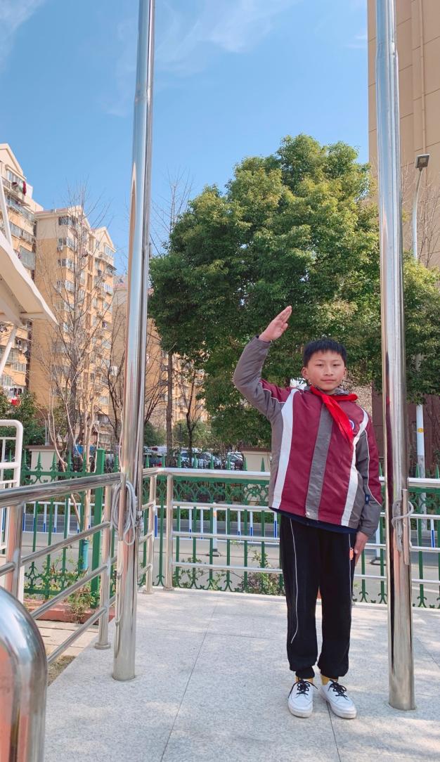 六4班升旗仪式通讯稿_html_mb1e7f45.jpg