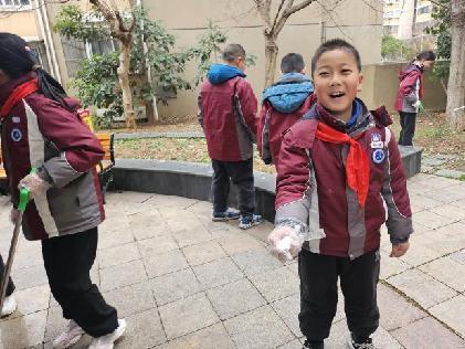 20250305小小雷锋在行动，清洁家园暖人心（周悦写）_html_m33e224f0.jpg