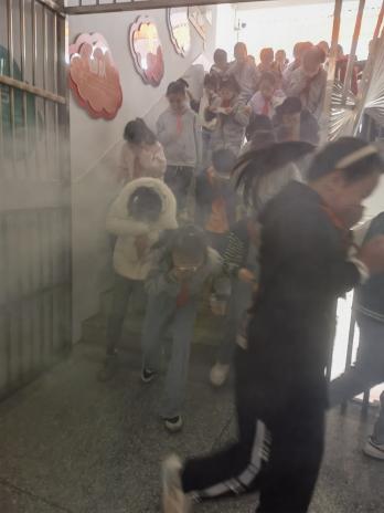 开展消防演练 筑牢安全底线_html_7ea311de.jpg