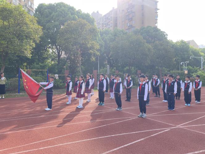 一路书香 一生阳光  升旗仪式报道（李晓琴）_html_569851fd.jpg