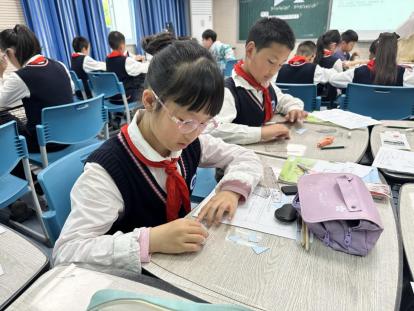 20240418金永芹童学课堂报道_html_29543015.jpg