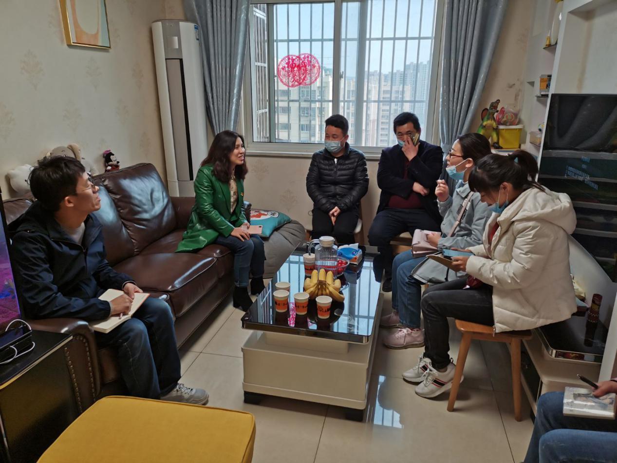 20210511党员家访寄温情 家校共话暖人心报道_html_m52b9158e.jpg