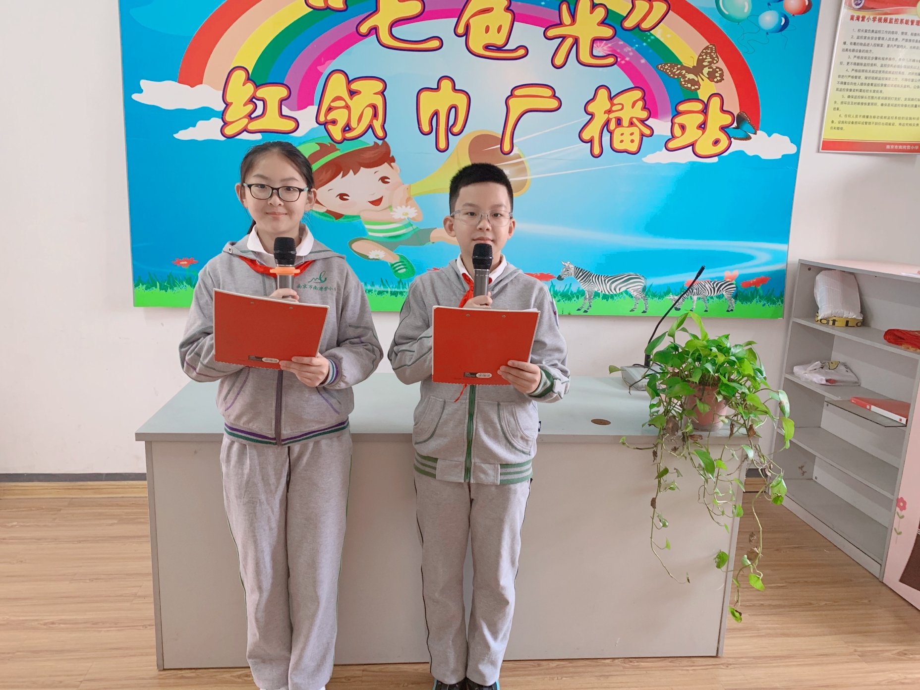 五4室内升旗仪式通讯稿_html_2cf95102.jpg