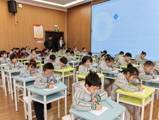 20250331一年级看珠写数珠心算比赛报道（孙素芸写）_html_m49ca21cf.jpg