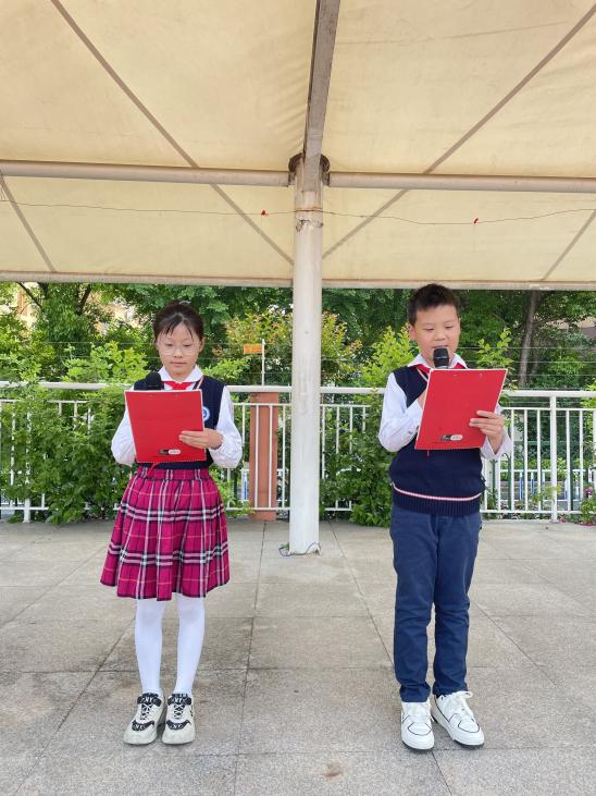 温馨五月天，感恩母亲节升旗仪式报道（李嘉靓写）_html_m378b36e8.jpg