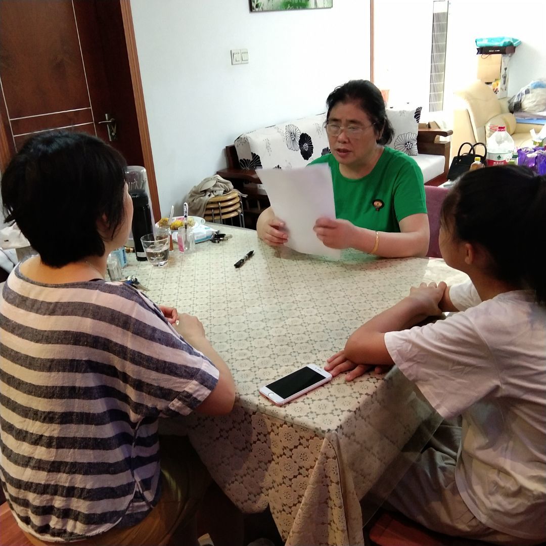 用脚步抒真情 行家访暖人心_html_m7d6c5f3e.jpg