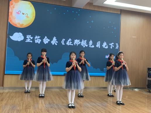 “中秋月圆，乐享童年”报道_html_m7cc184ae.jpg
