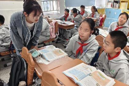 20250425王莉君英语组童学课堂报道_html_3354c6da.jpg