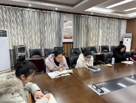 20231226语文组校本教研报道_html_m7dd79183.jpg