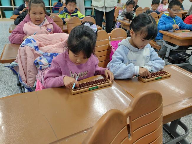 20241120一年级班级珠心算比赛报道（李嘉靓写）_html_28521b90.jpg