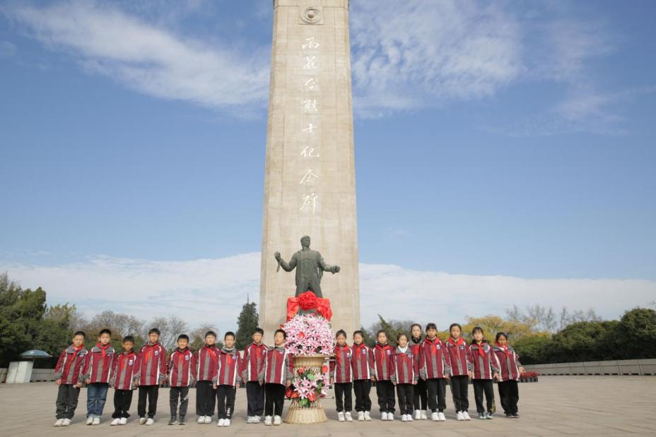 追寻英烈足迹 传承红色基因_html_68b216fe.jpg