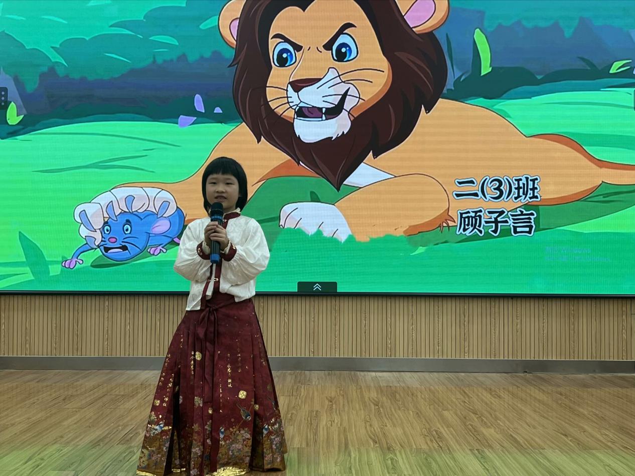 二年级读书节讲故事活动报道曹文殊_html_47bff17a.jpg