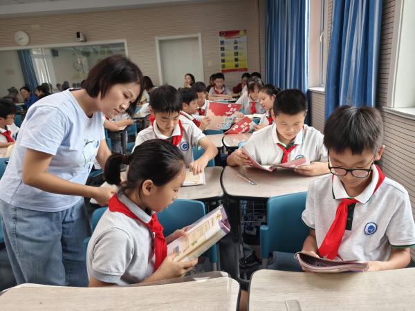 20240913南湾营小学英语组童学课堂报道_html_418f7776.jpg