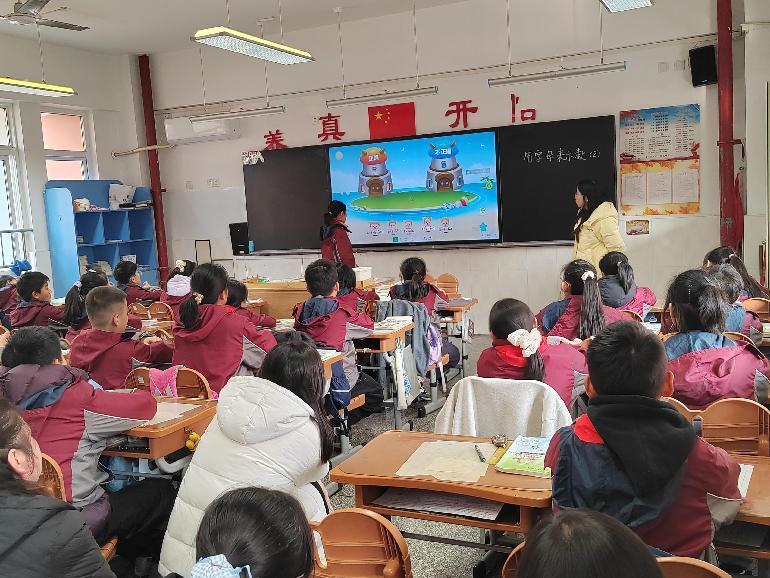 家校同心 共筑成长路——20251210五年级家长开放日活动报道 王晶晶写_html_m67f608c7.jpg