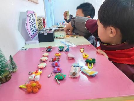 绚丽五彩券，快乐童真心——南湾营小学10月份童星驿站兑换活动_html_7cf85bb9.jpg