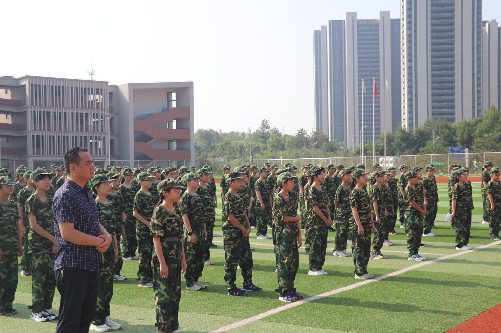 磨砺青春无悔，绽放戎装光芒 ——南京外国语学校仙林分校华侨城中学开展2023级新生暑期国防教育活动