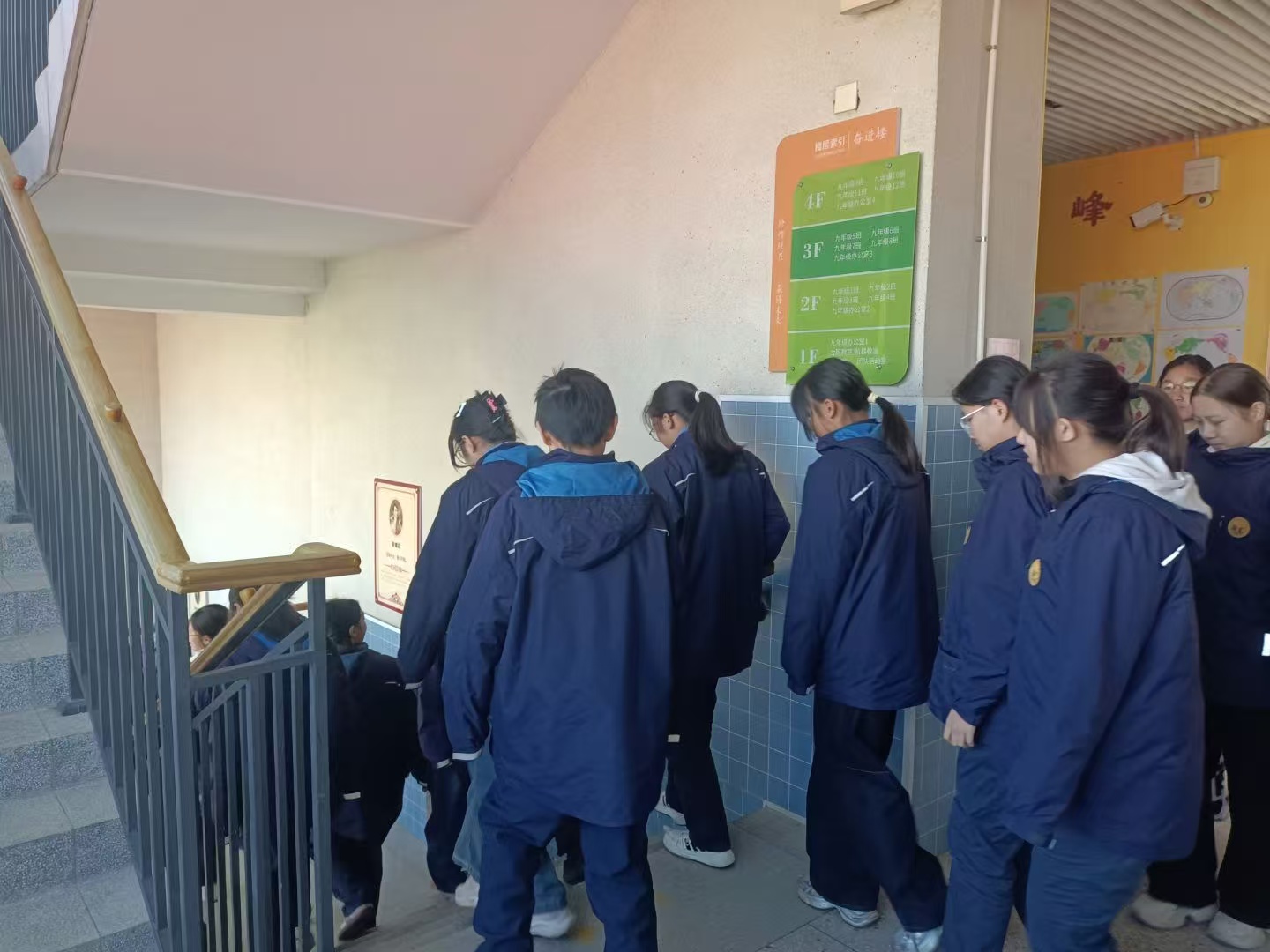 【仙外华中·安全演练】防震减灾，生命至上——南京仙林外国语学校华侨城中学校园地震逃生演练开展