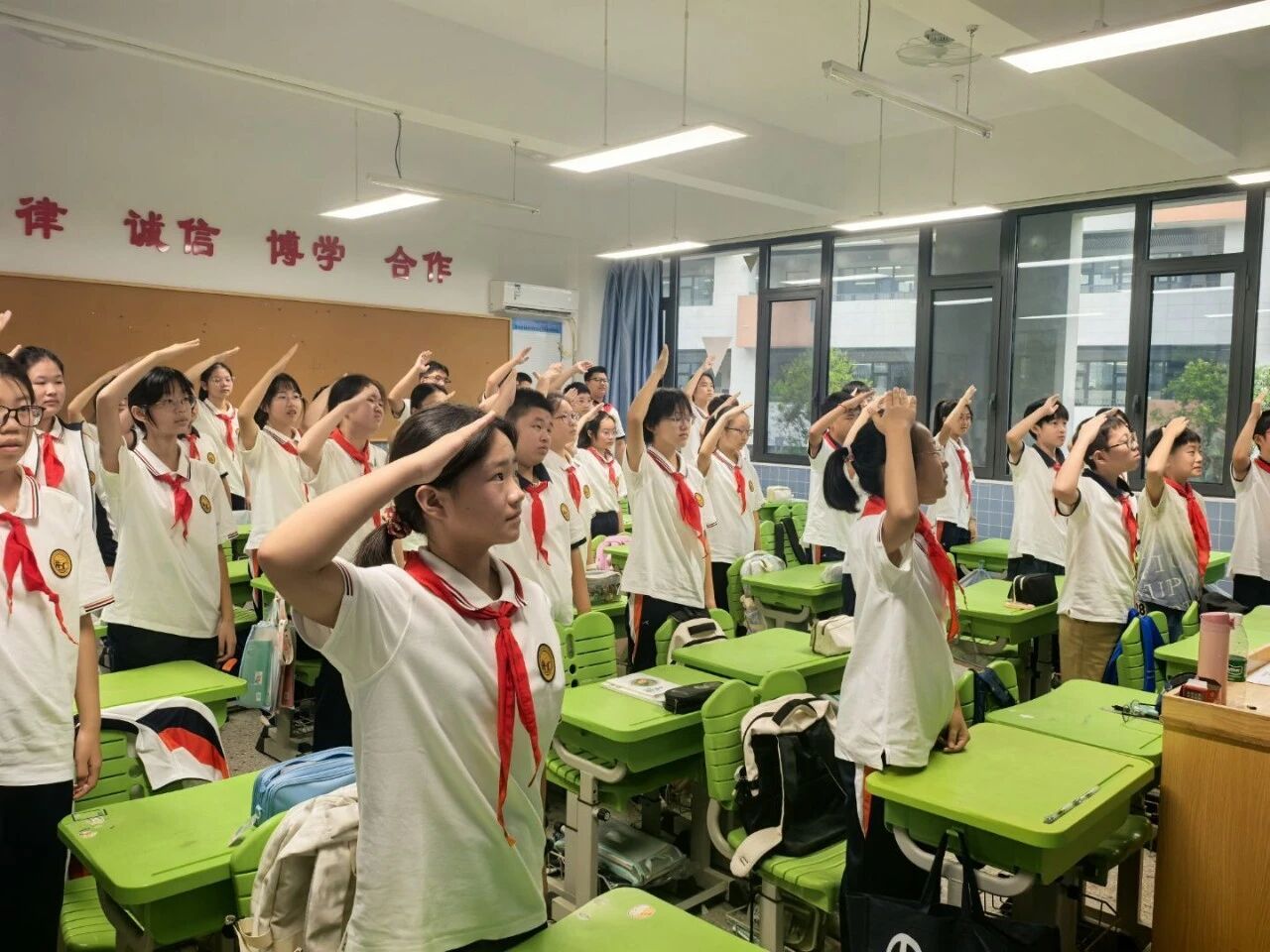 【绿色华中·至尚团委】金秋启新程，奋斗正当时—— 仙外华中举行 2025-2026 学年第一学期开学典礼
