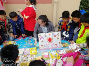 【星光摄小】摄山星城小学（天佐路校区）举办图书跳蚤市场活动