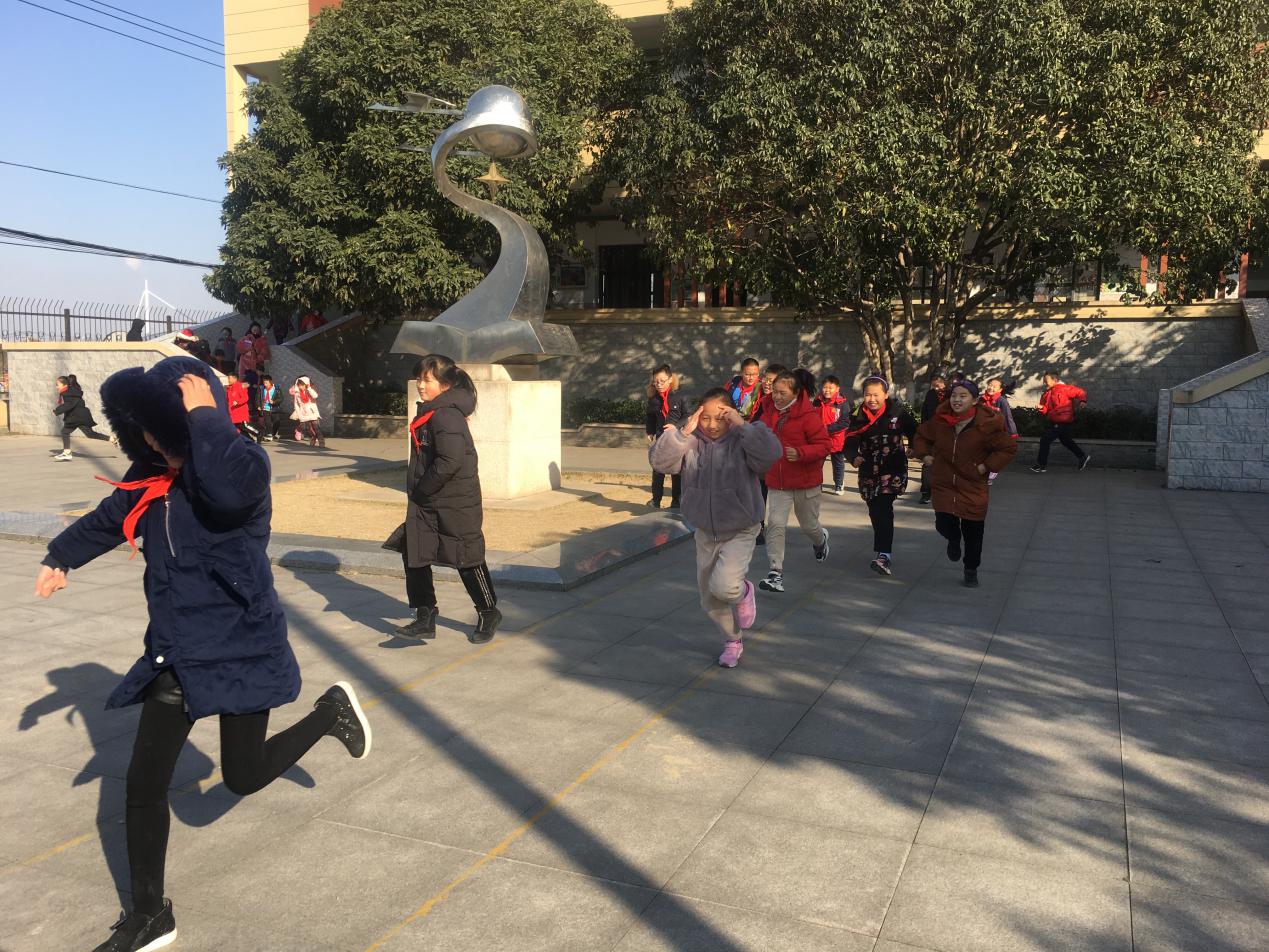 12月份地震演练新闻稿_html_5b3fc42e.jpg