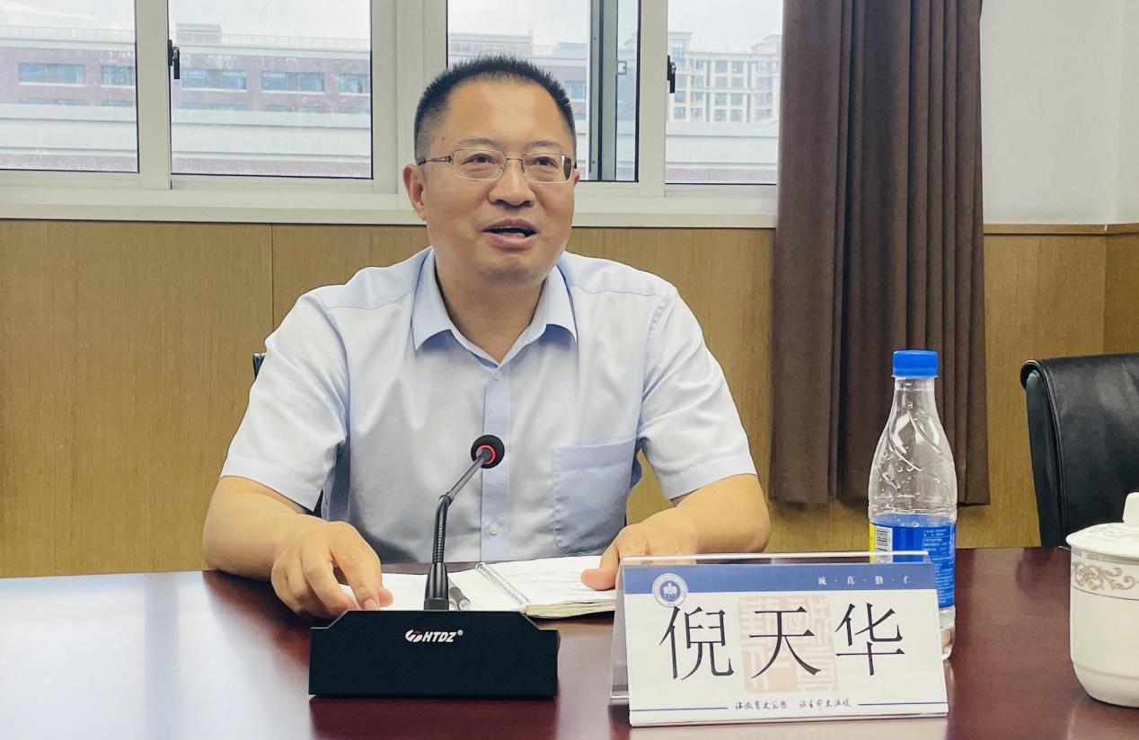 8月29日教育局、街道领导视察指导开学工作新闻稿_html_m33cee142.jpg