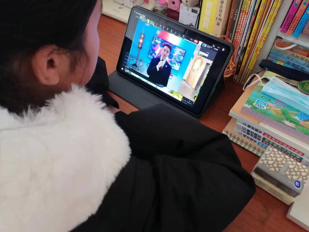 散学典礼新闻稿(修改）(1)_html_3ffa1e89.jpg