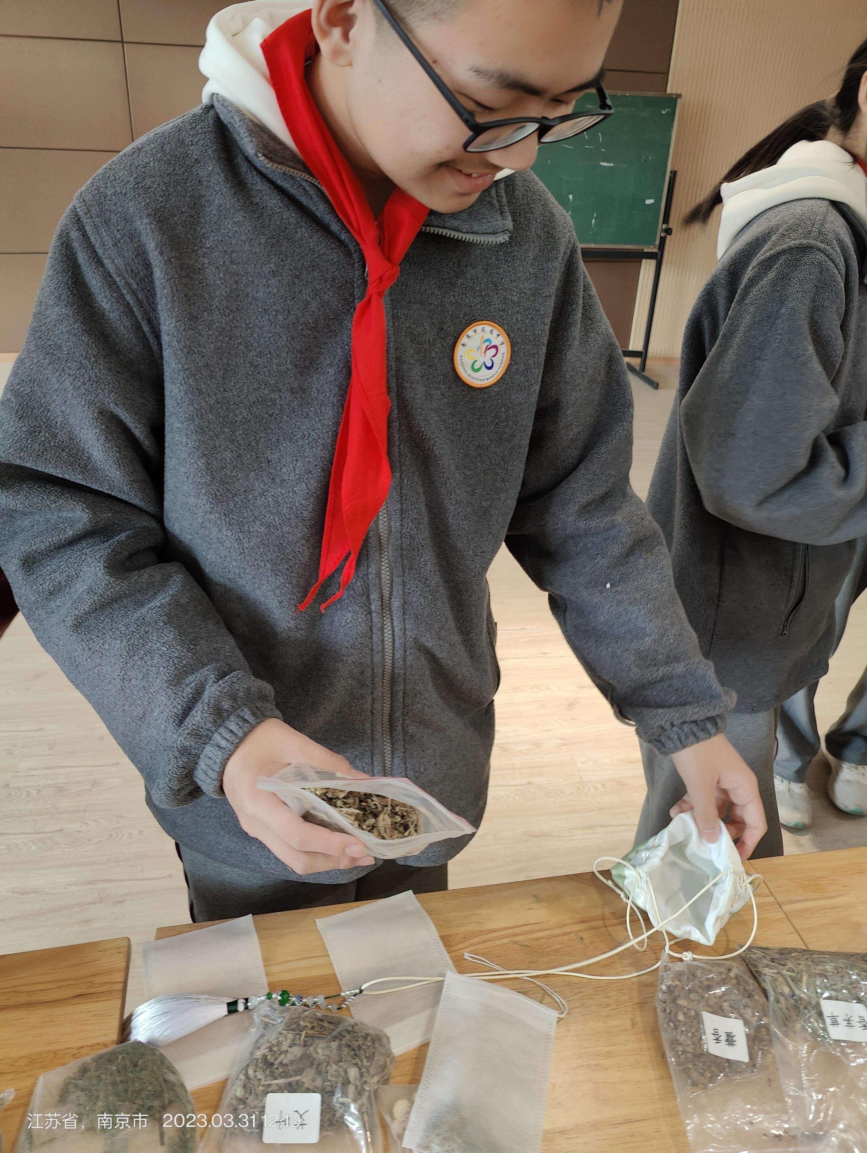 【臻美花中 花样劳动】巧手制香囊 ，药香满校园 ——南京市花园中学开展香囊创作比赛活动_html_m16fd8f28.jpg