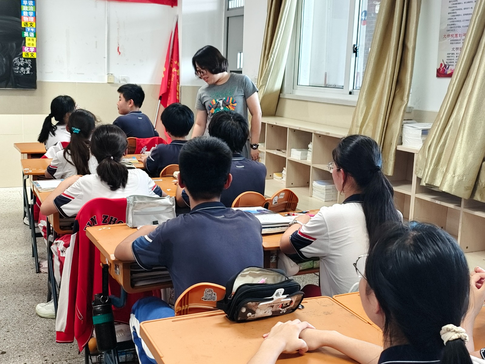 【臻美金龙】严审仪容正风貌，细抓规范助成长——金中仙林(龙潭校区)开展仪容仪表专项检查