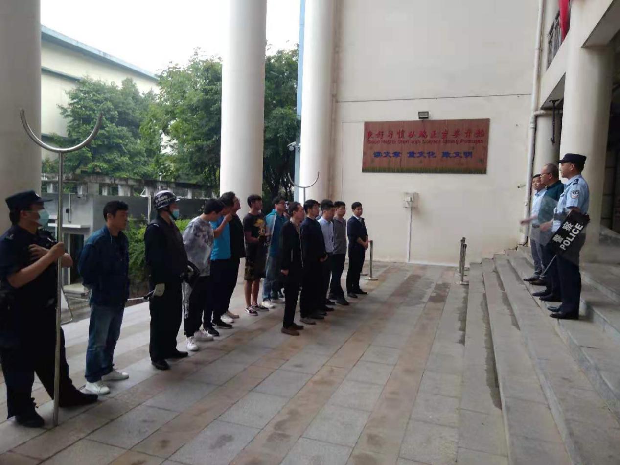 南京一中马群分校开展防入侵安全演练活动(1)_html_m3c020be2.jpg