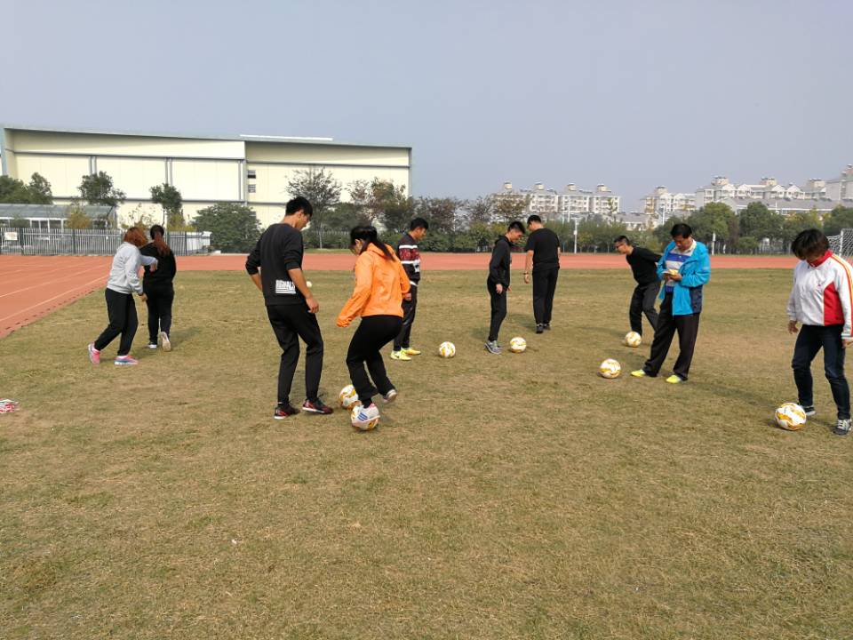 南京一中马群分校【足球课堂与教学】_html_m7c490502.jpg