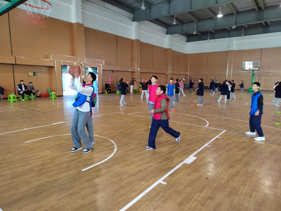 南京市第一中学马群分校阳光体育中学生篮球_html_32527a16.jpg