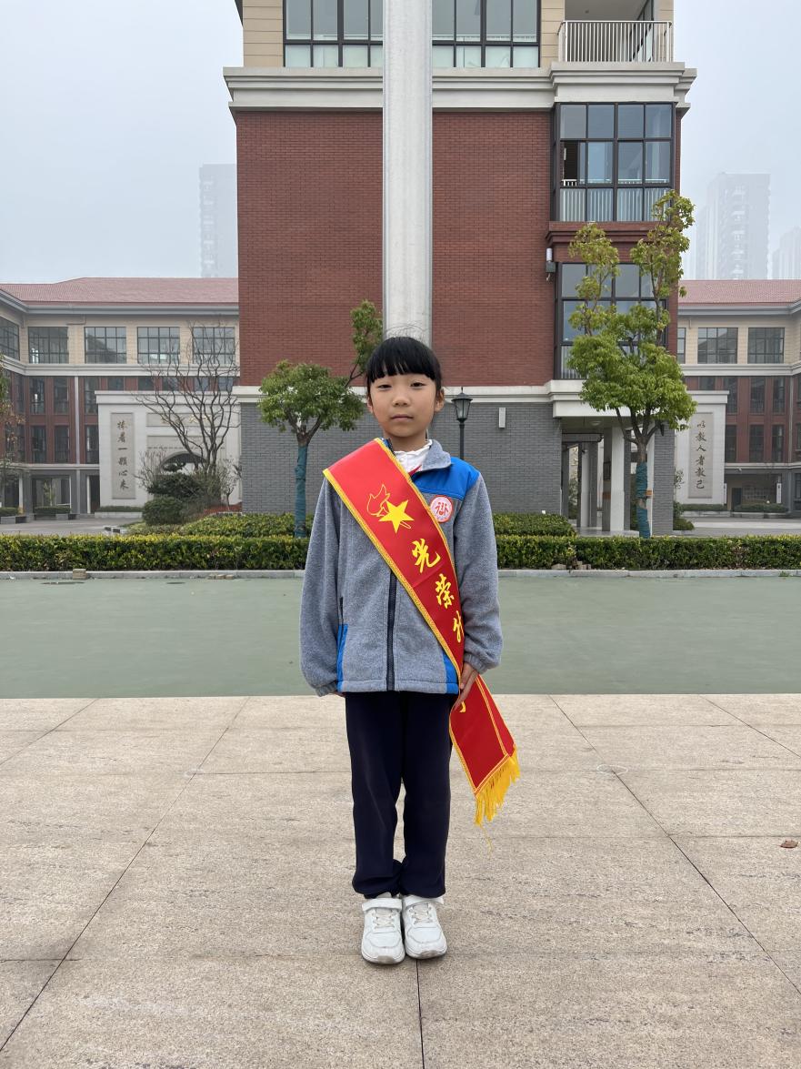 第五周升旗仪式新闻稿_html_4c0db75b.jpg