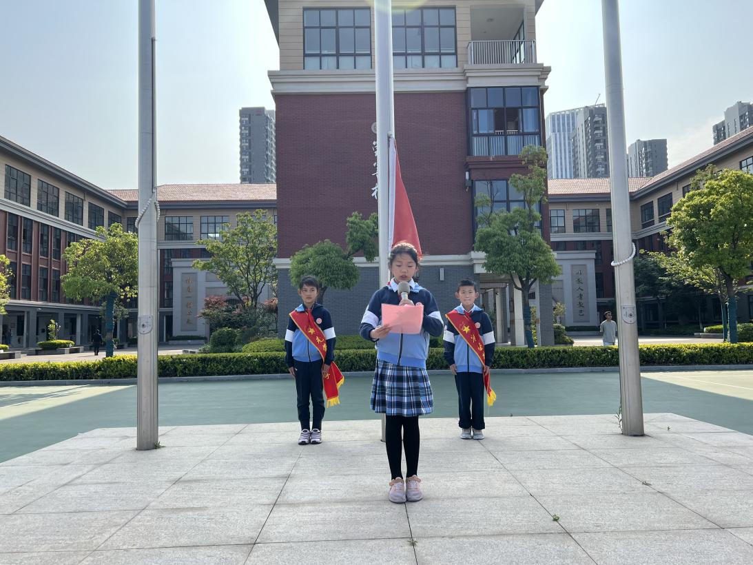第13周   升旗仪式新闻稿_html_7d979387.jpg