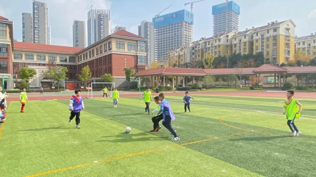 晓庄小学“校长杯”足球班级联赛赛程报道（三）_html_m1de288ee.jpg
