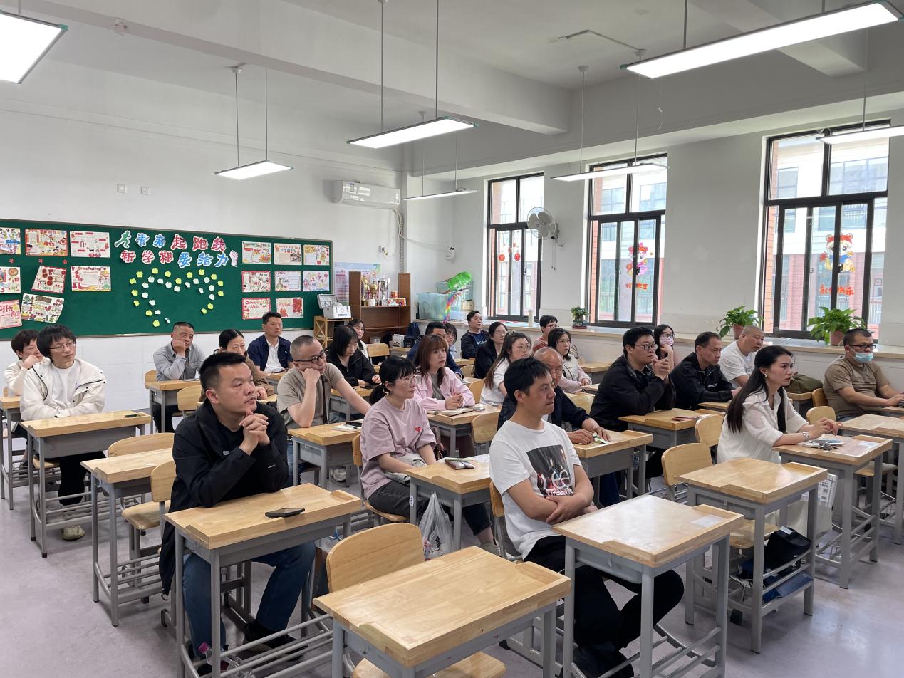 2025.4.25 2024-2025第二学期家长会新闻稿_html_517b94ca.jpg