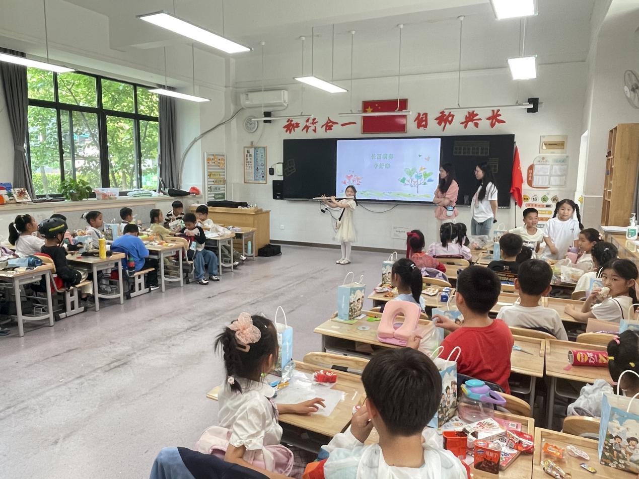 20240602我和导师过六一_html_16073b5f.jpg