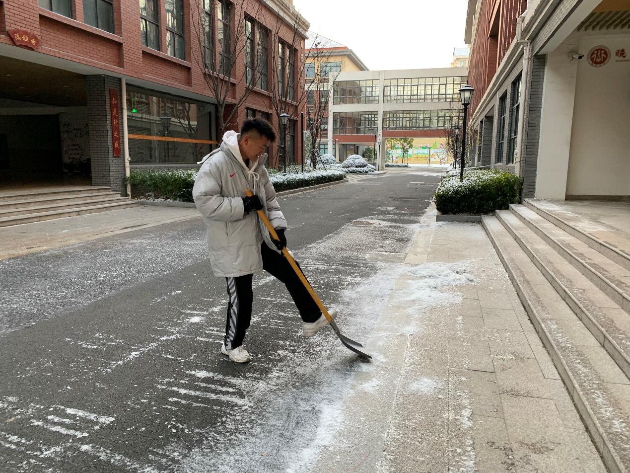 扫雪_html_5ecb4adc.jpg