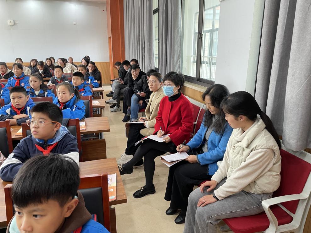 20241126活动报道：探讨单元主题意义 共研单元整体教学（八）_html_5af2c9ce.jpg