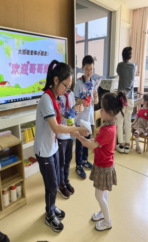 小小先生手手相牵   心心相印步步向前——记入燕子矶幼儿园交流活动_html_95f3fbe.jpg