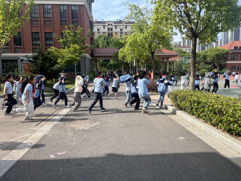 晓庄小学（行知校区）地震逃生演练报道_html_m2741c7e8.jpg