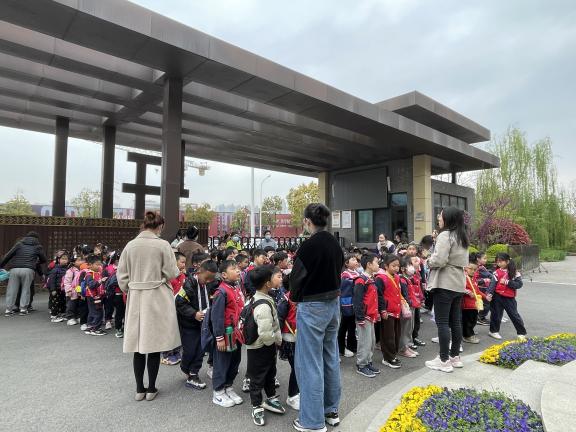 快乐体验 筑梦成长——栖霞区燕子矶幼儿园参访小记_html_m75348834.jpg