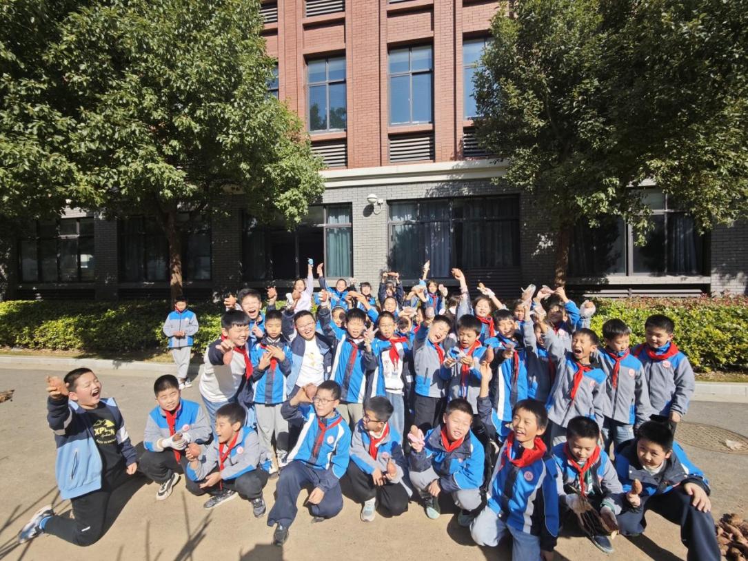 晓庄小学四（4）中队秋日采薯之旅_html_2cce828f.jpg