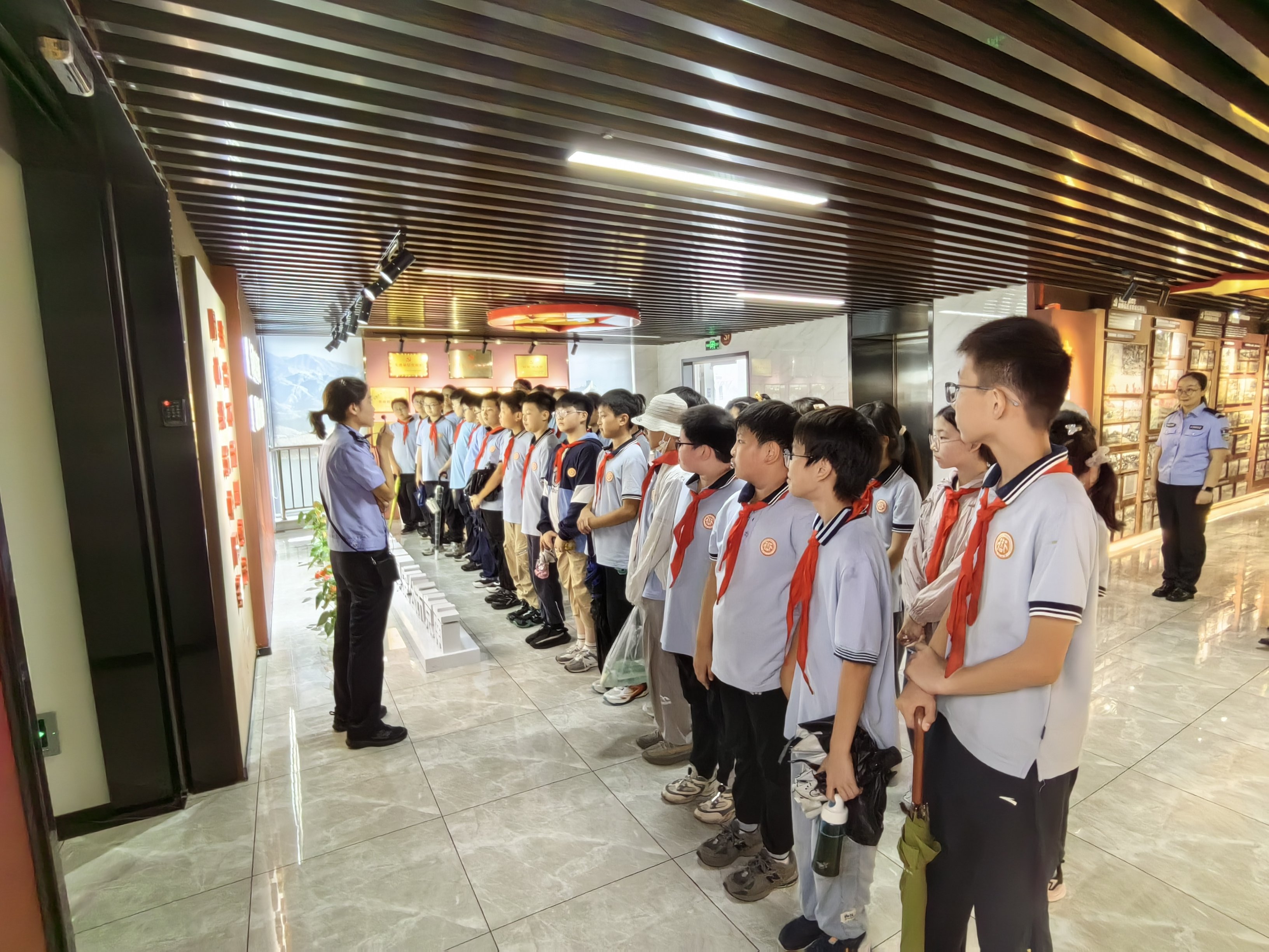 【知行晓庄】 警营浸润红色魂 法治种子少年心——记南京市晓庄小学（行知校区）学子参观燕子矶派出所实践活动