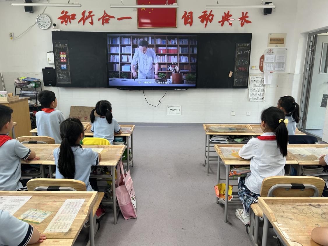 南京市晓庄小学法治宣传教育周活动新闻稿_html_2fd74491.jpg
